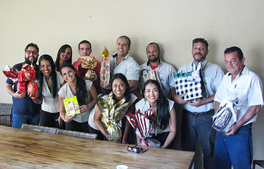 Foto de homens e mulheres em um Amigo Chocolate realizado na Páscoa. Essa é uma ação de responsabilidade social Corpus