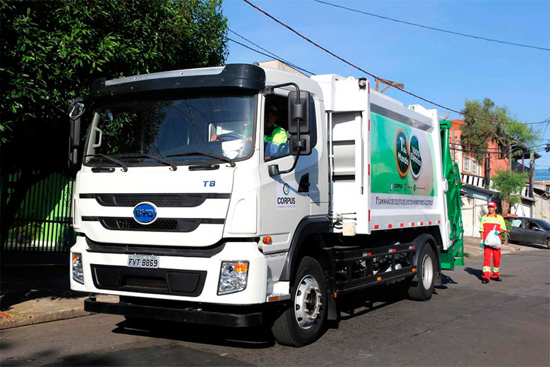 Empresa do mundo a colocar em operação um caminhão de coleta de lixo 100% elétrico. <small>(De produção em massa).</small>
