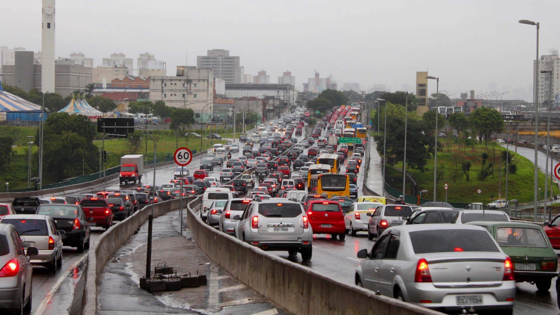 Foto de trânsito de carros no distrito de Itaquera, região atendida pela Corpus com serviços São Paulo – Zona Leste.