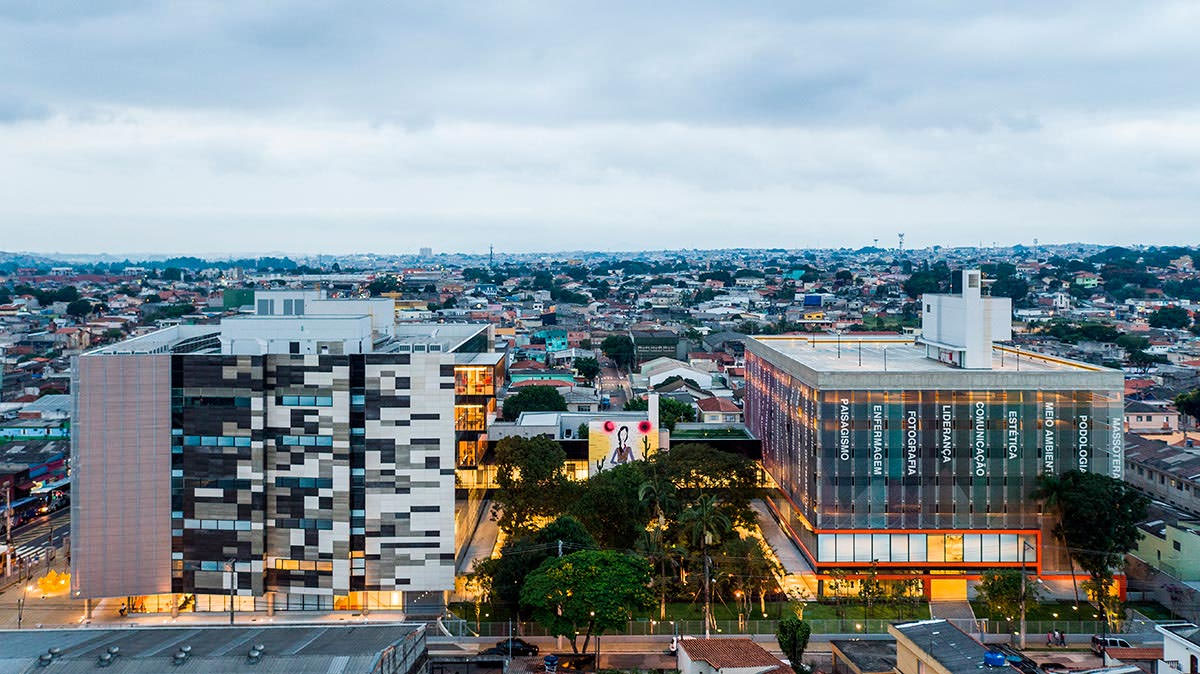Foto de prédio em área urbana de São Miguel, distrito atendido pela Corpus com serviços São Paulo – Zona Leste.