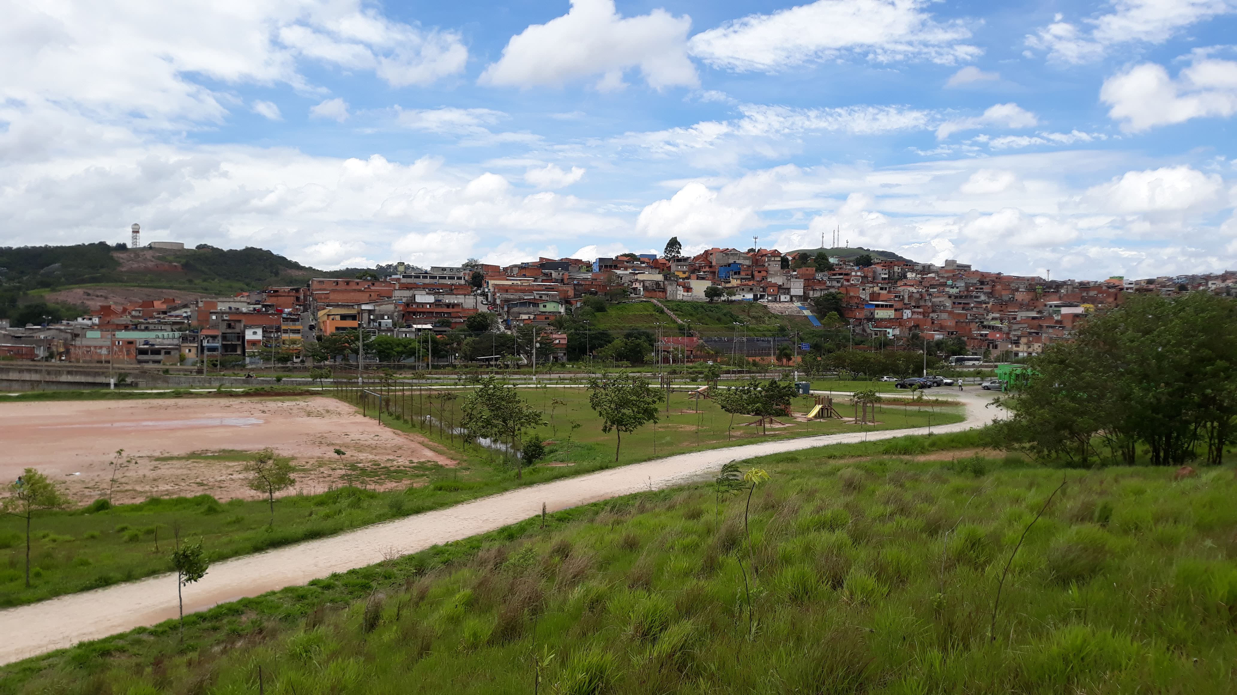 Foto de campo de futebol em periferia Sapopemba, distrito atendido pela Corpus com serviços São Paulo – Zona Leste.