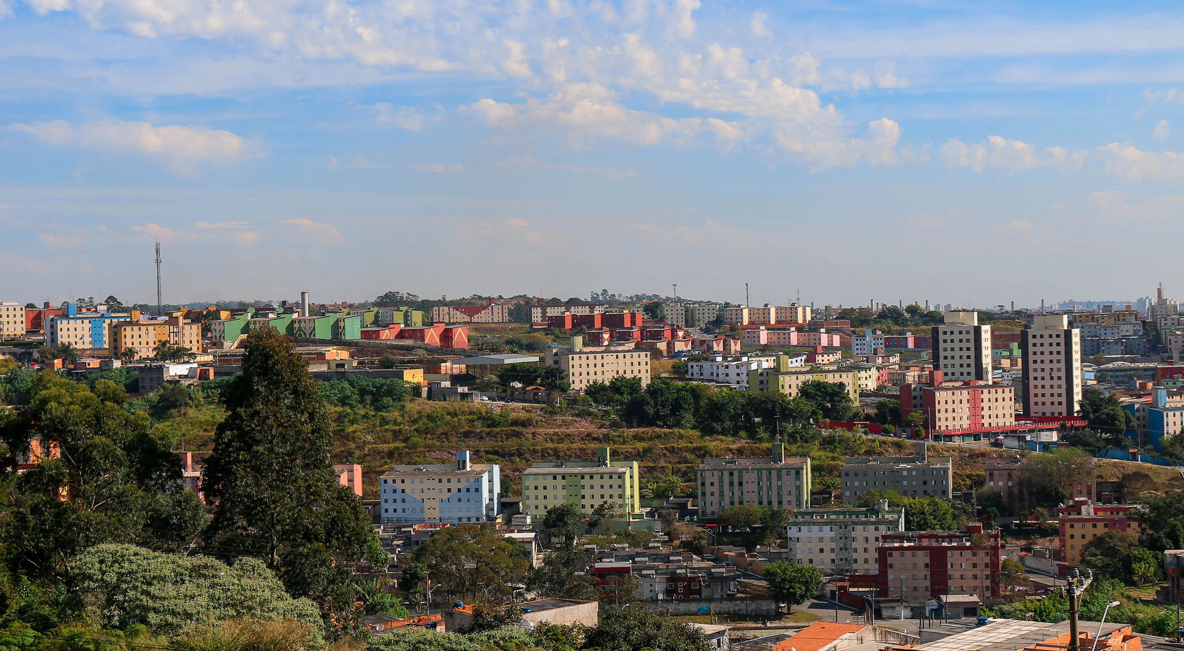 Foto de prédios residenciais em morros na Cidade Tiradentes, região atendida pela Corpus com serviços São Paulo – Zona Leste.