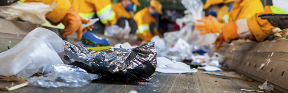 Lixo sendo separado em esteira. Os Pontos de Entrega Voluntária são serviços São Paulo – Zona Leste da Corpus para reciclagem.